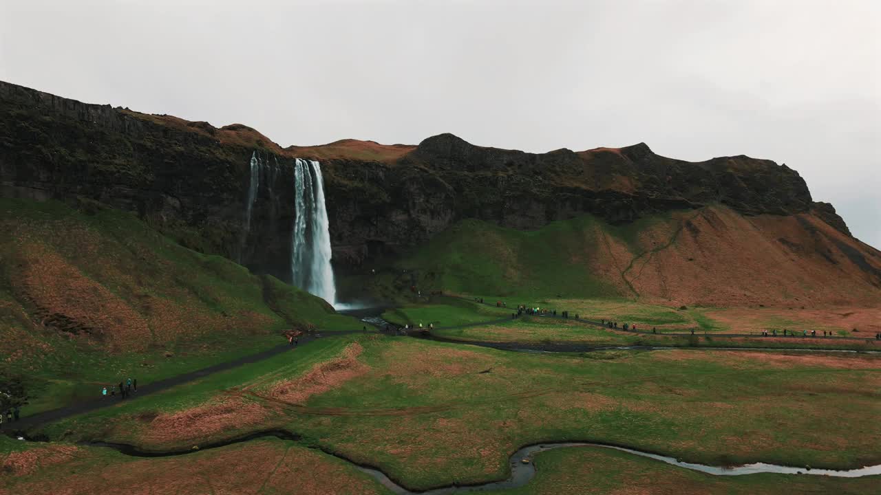 Skogafoss，冰岛著名的环城瀑布。空中无人机拍摄的壮丽的自然奇观视频下载