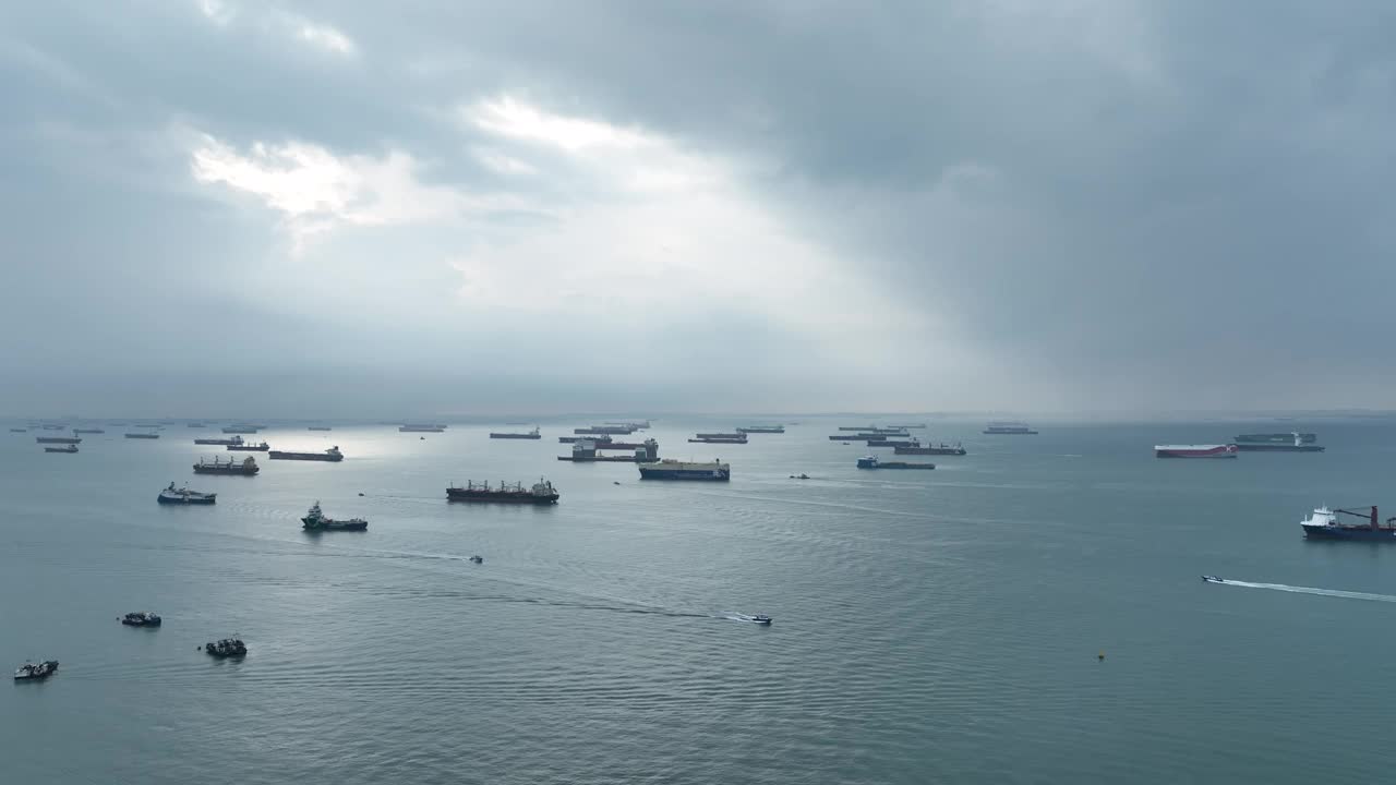 新加坡海峡下着雨的早晨视频下载