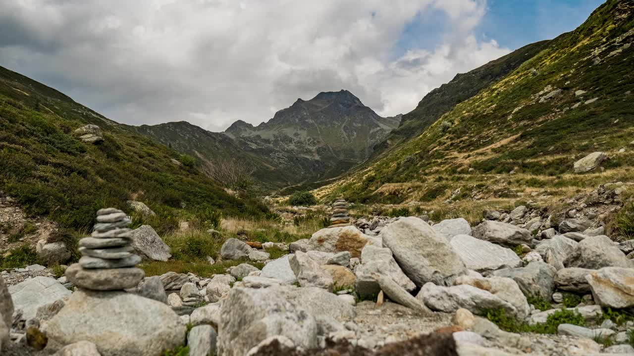 从马德西莫山谷-意大利阿尔卑斯峰延时拍摄的Pizzo Spadolazzo景观视频下载