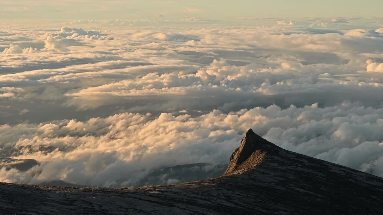 马来西亚基纳巴卢山的标志性山峰南峰的镜头。视频素材