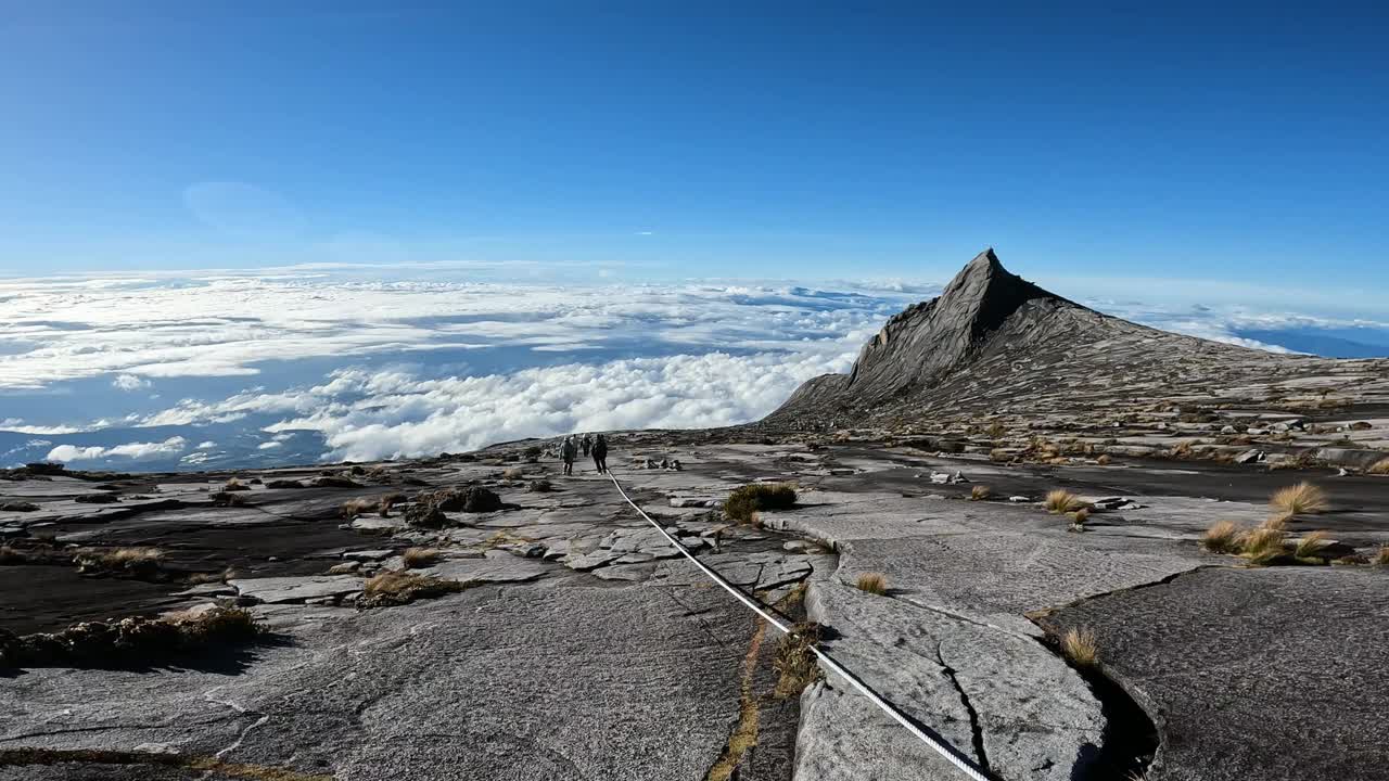 游客从马来西亚基纳巴卢山下山时的镜头。视频素材