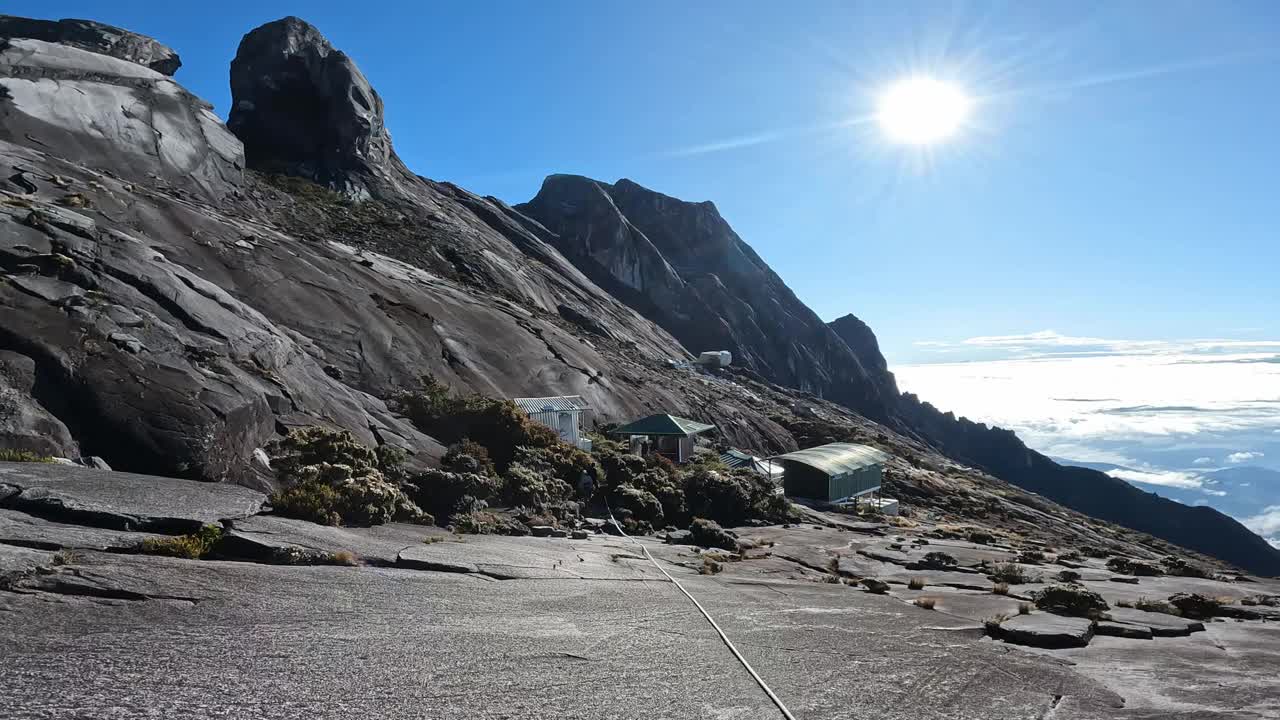 游客从马来西亚基纳巴卢山下山时的镜头。视频素材