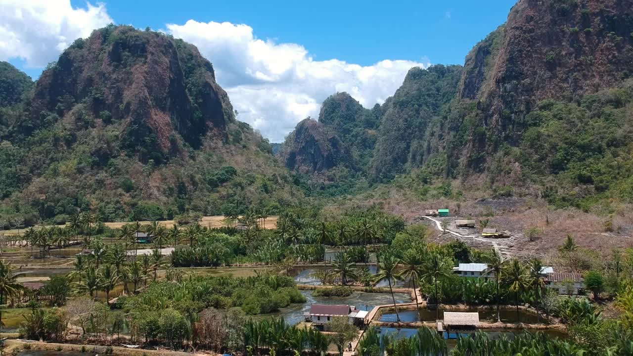 在印度尼西亚苏拉威西岛的Rammang村，有巨大的石灰岩悬崖和巨大的喀斯特山脉。视频素材