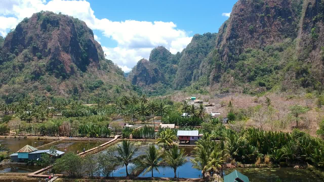 美丽的隐藏宝石Rammang Rammang村在印度尼西亚苏拉威西岛有巨大的石灰岩悬崖和巨大的喀斯特山脉。视频素材