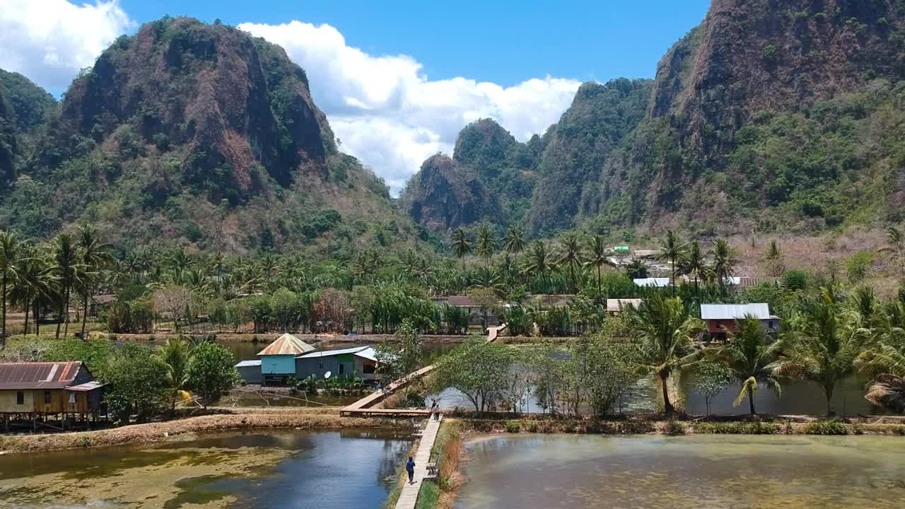 美丽的隐藏宝石Rammang Rammang村的航拍，有石灰岩悬崖和巨大的喀斯特山脉，印度尼西亚苏拉威西岛。视频素材