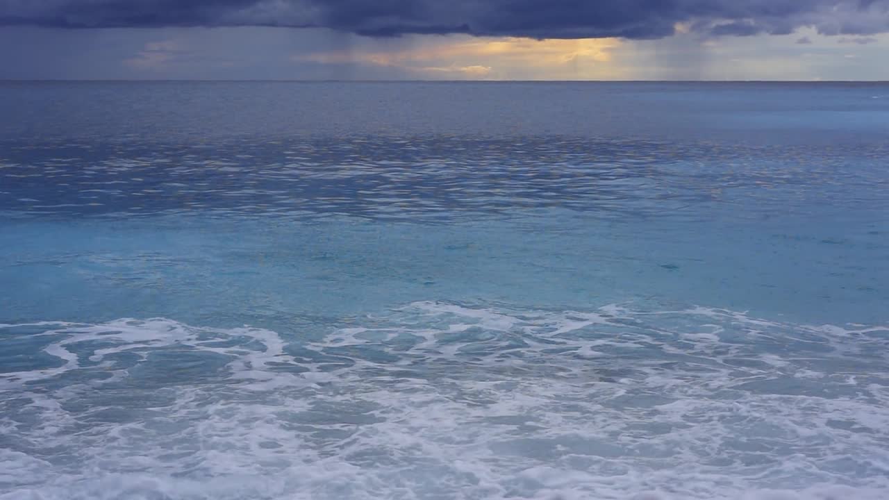 在希腊的一个暴风雨的日子里，蓝绿色的海浪在海上缓慢移动视频素材