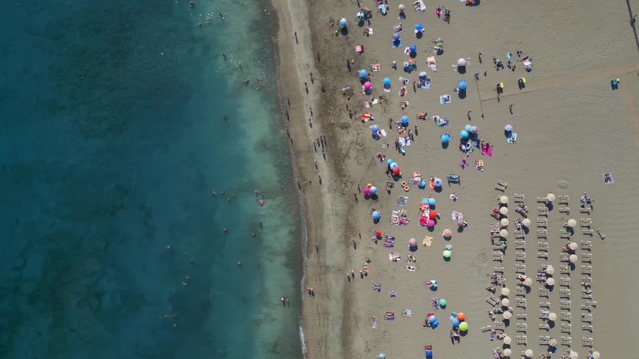 美丽的海滩鸟瞰图，湛蓝透明的海水和干净的沙子视频素材