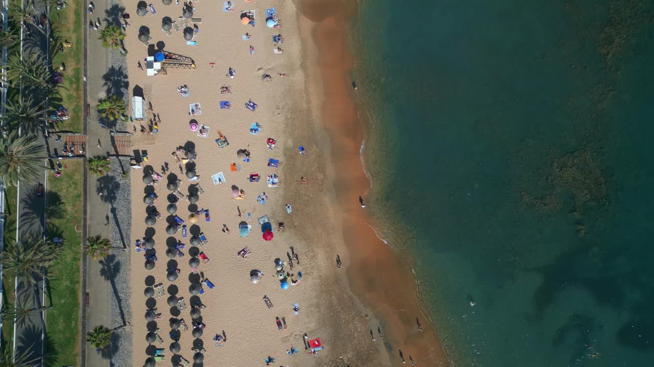 美丽的海滩鸟瞰图，湛蓝透明的海水和干净的沙子视频素材