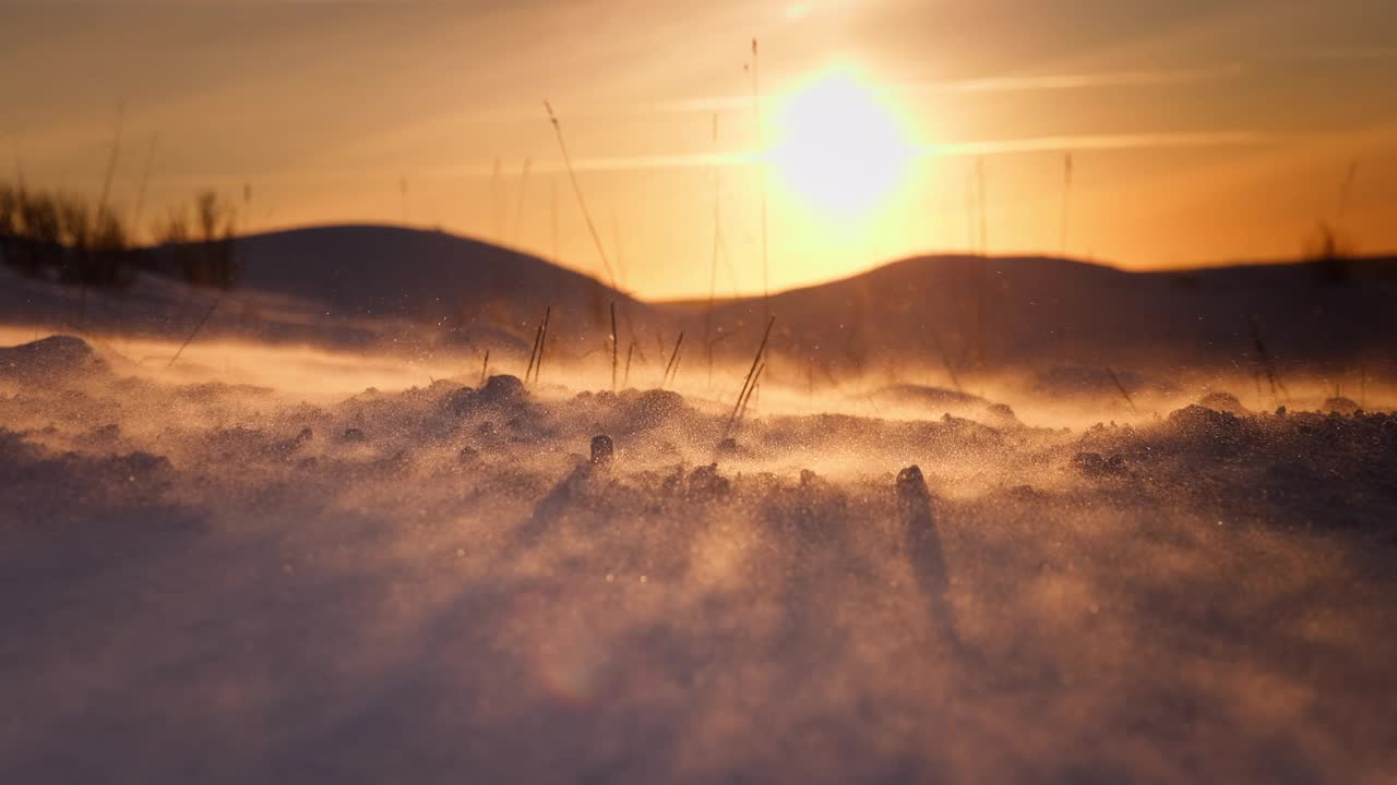 暴风雪后冰雪覆盖的冰冻景观，冰沙漠，冬季仙境，风吹雪花，早晨的阳光，极地日出4K电影视频视频下载