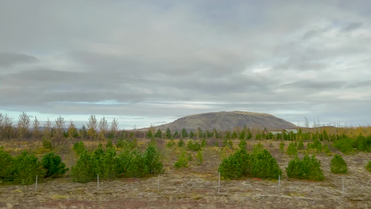 冰岛的秋景，有山和多云的天空，从移动的汽车上拍摄，白天视频素材