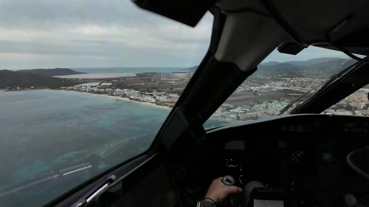 飞行员FPV - POV抵达西班牙伊比沙岛机场，飞越海岸线。沉浸式船长视角。4 k。天空多云，有中度风及乱流。视频素材