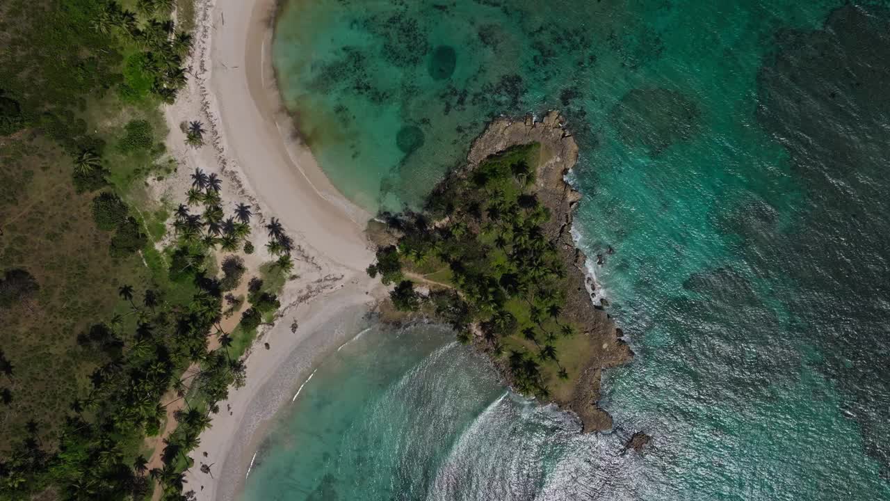 两个田园诗般的加勒比海海滩，中间有海岬。绞顶天线视频素材