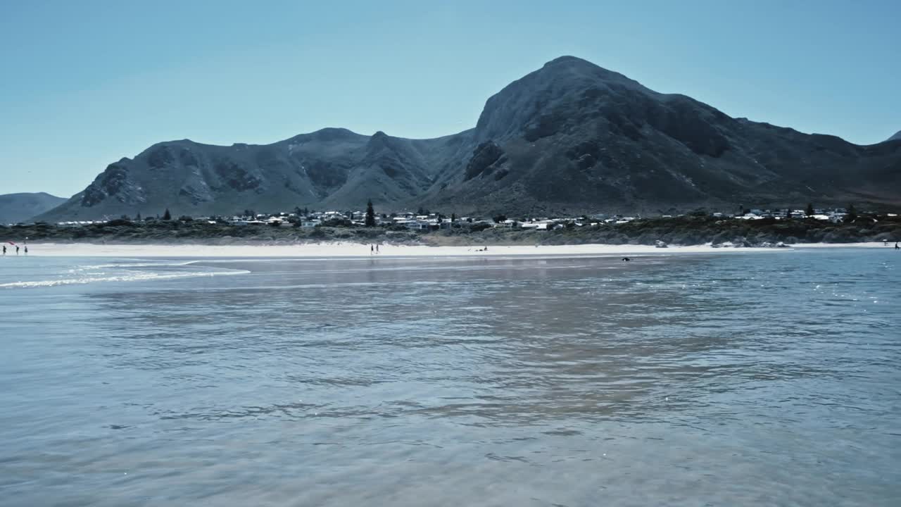 南非赫曼努斯的一个泻湖河口，水流向大海和山脉视频素材