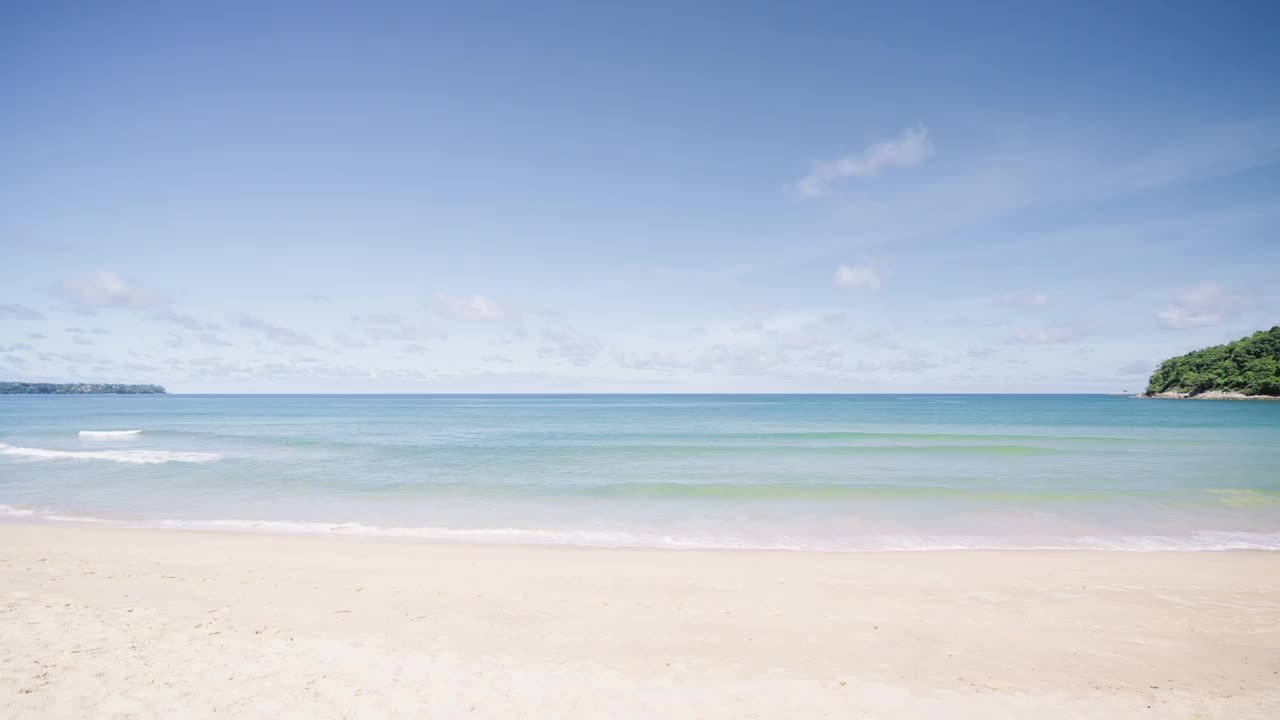 海，天空，云。沙子海水绿松石。波浪与白色泡沫海岸线。视频素材