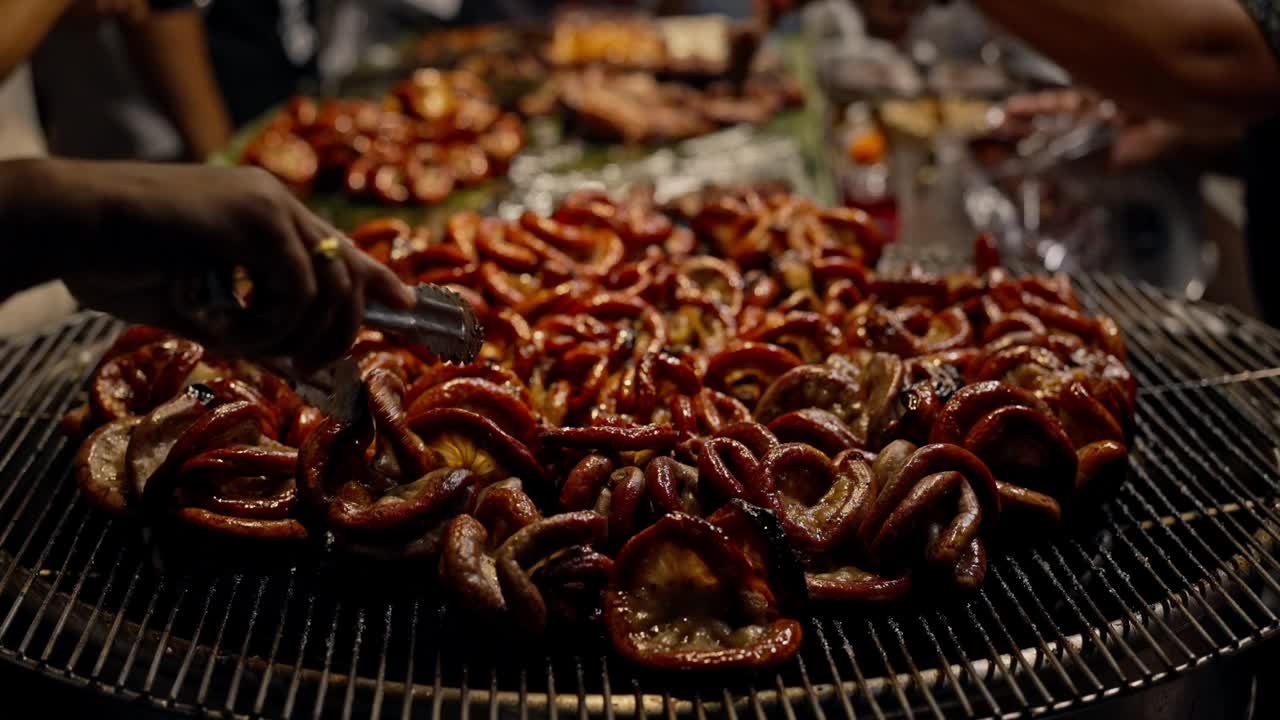 烤架上的烤肠特写。街头食品视频下载