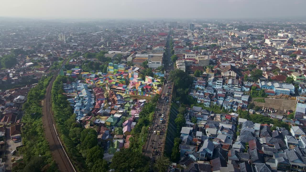 印度尼西亚熙熙攘攘的街道和人口稠密的地区，描绘了城市生活的活力与贫穷和污染的残酷现实交织在一起。空中4k无人机镜头。视频素材