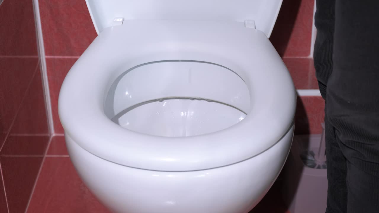 用吸尘器清洁厕所的女性。视频下载