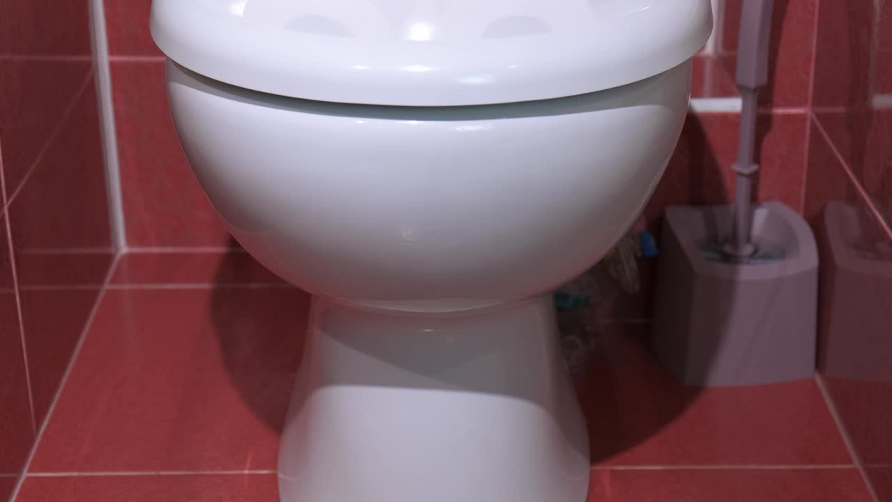 厕所上有一些白纸。视频下载