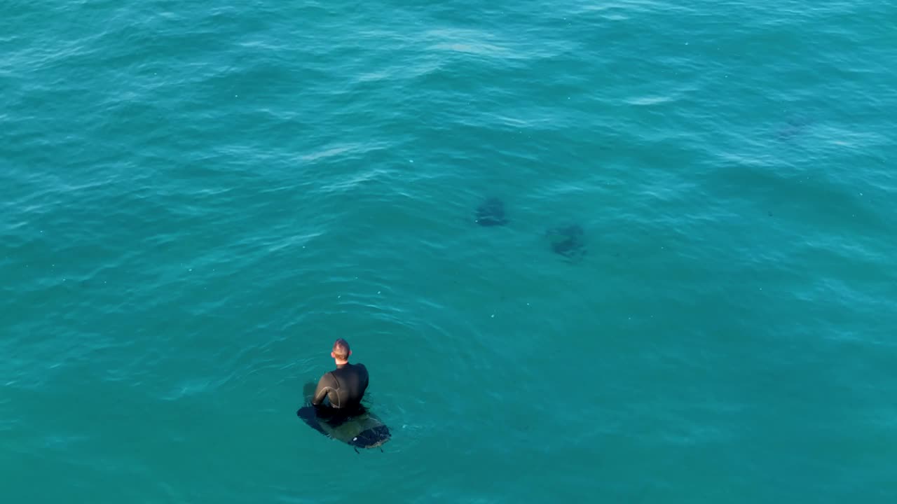 冲浪者漂浮在平静的海水上视频素材