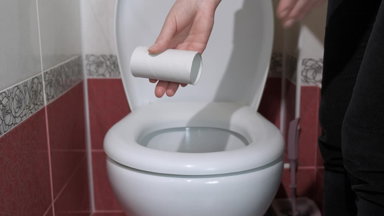厕纸有问题的女士。视频下载
