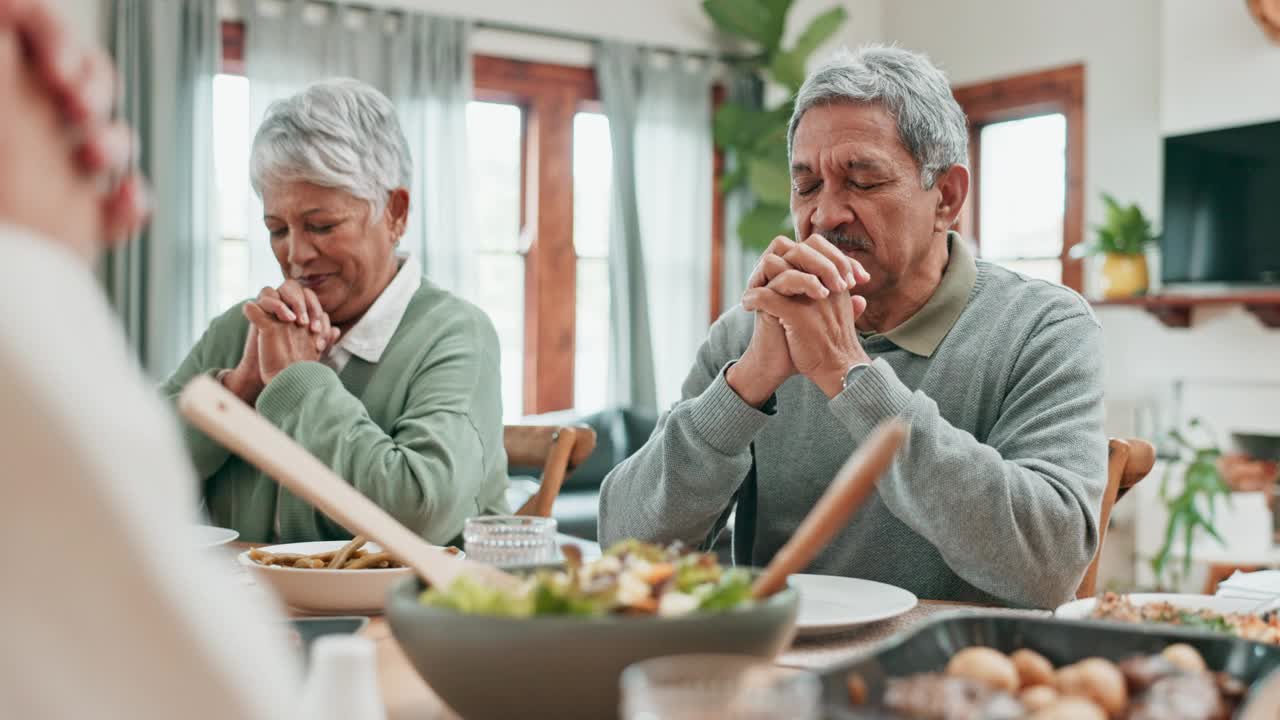 祖父母、父母和孩子们在一起吃饭时为食物祈祷。孩子们，在午餐时间与一群人一起祈祷，以增进感情视频素材