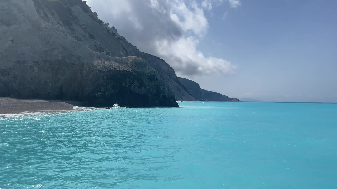 俯瞰水体的山景，莱夫卡达，希腊，爱奥尼亚海视频素材