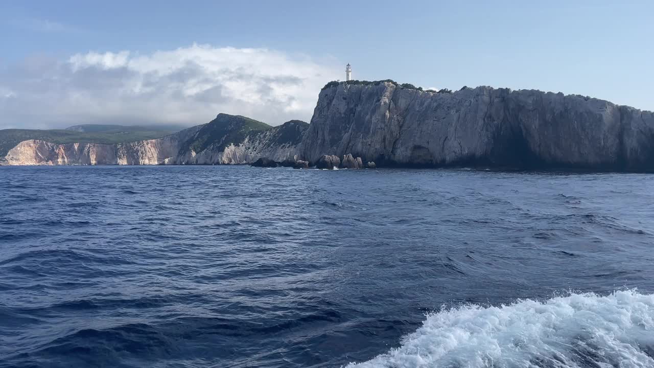 海中央的岛屿，从船上看，莱夫卡达，希腊，爱奥尼亚海视频素材