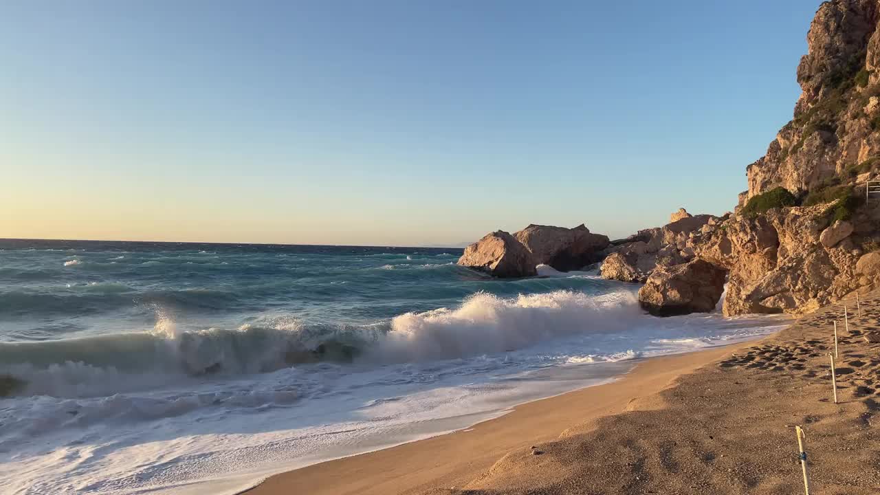 海浪冲击着沙滩上的岩石，莱夫卡达，希腊，爱奥尼亚海视频素材