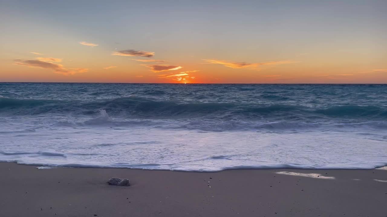 太阳落在海滩上的海洋，莱夫卡达，希腊，爱奥尼亚海视频下载