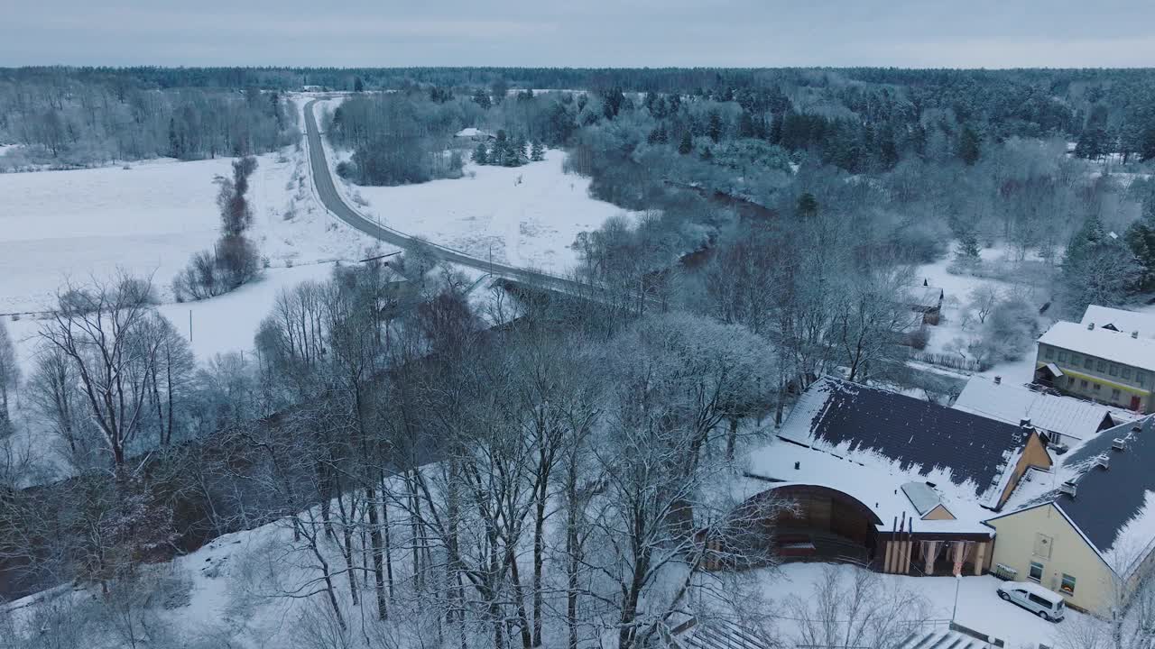 冬季，在Renda村(Kuldiga教区，拉脱维亚)附近的阿巴瓦河的雪景，鸟瞰图，向前移动，向下倾斜视频素材