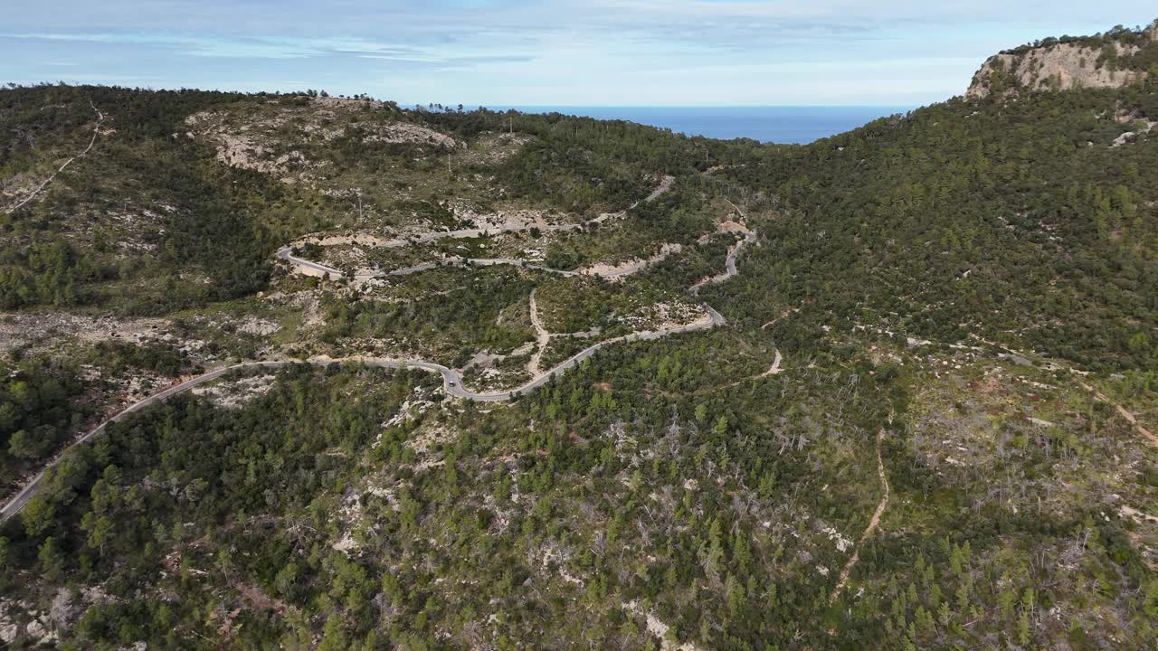 蜿蜒的道路穿过塞拉德特拉蒙塔纳，马略卡岛，晴天，鸟瞰图视频素材