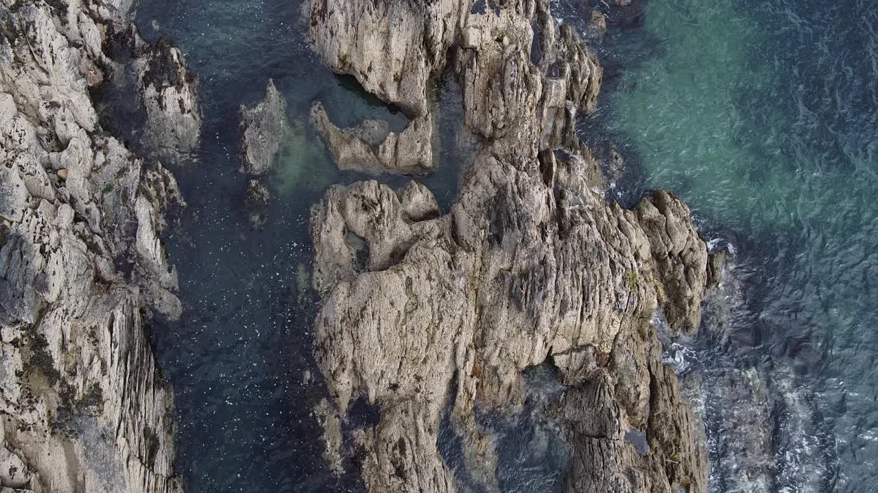 巨大的巨石和海浪。海景,视频。凯尔特海。视频素材