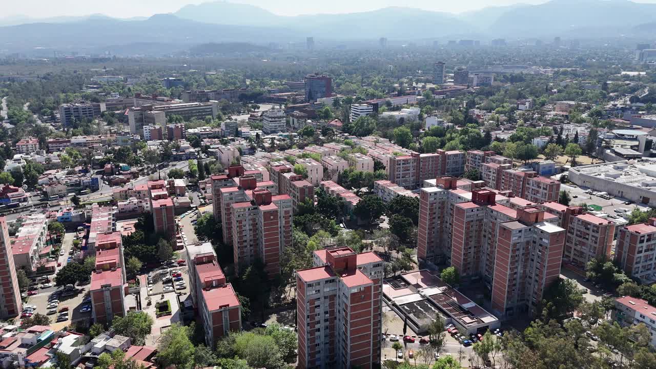 在墨西哥城南部科约阿坎的住宅上空，以大学校园为背景视频素材