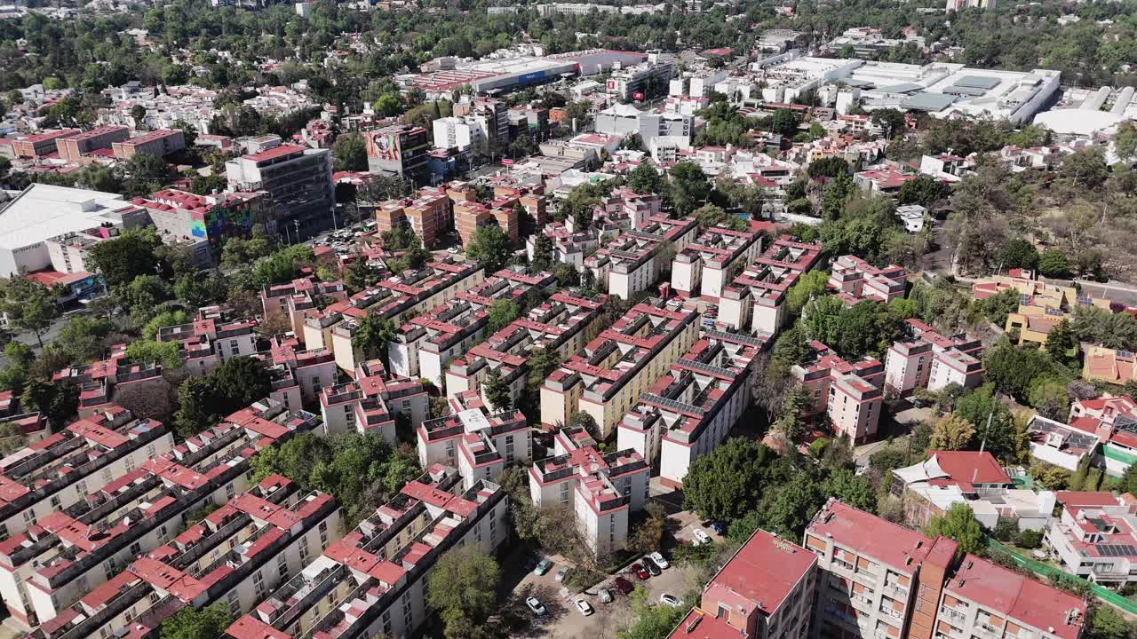 无人机拍摄的墨西哥城科约阿坎Av大学附近住宅区的视频视频素材