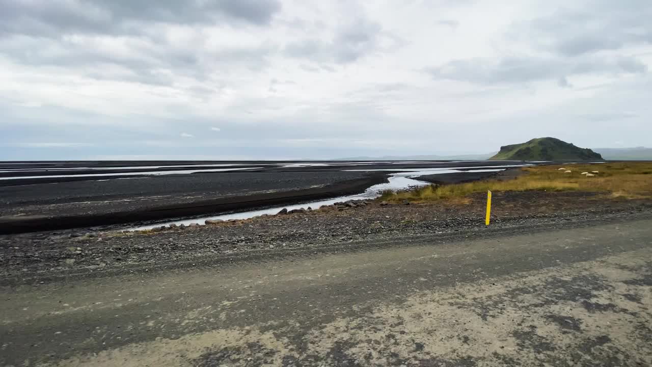 火山景观在冰岛与山脉和广阔的平原从车视频素材