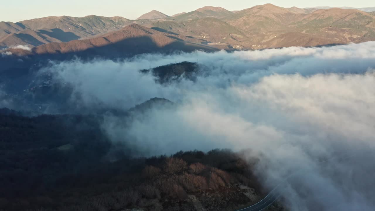 云雾缭绕的山峰，日出时的鸟瞰图视频素材