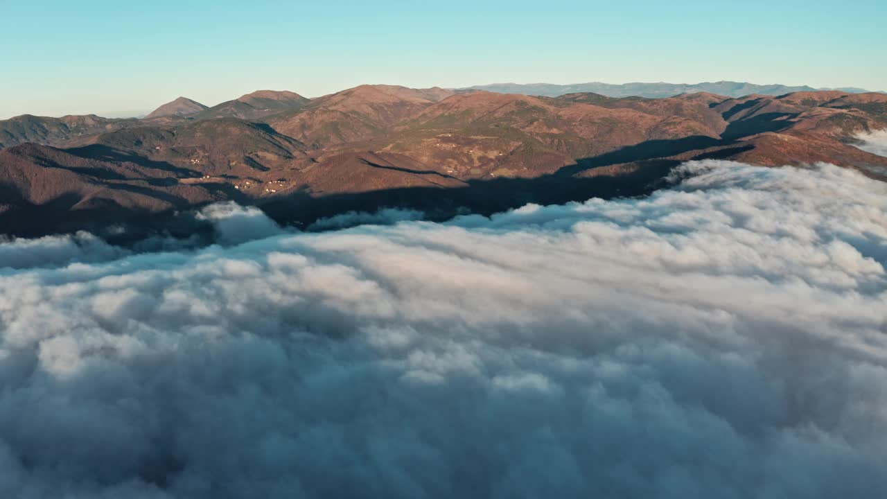 日出时出现在云海之上的山峰，航拍视频素材