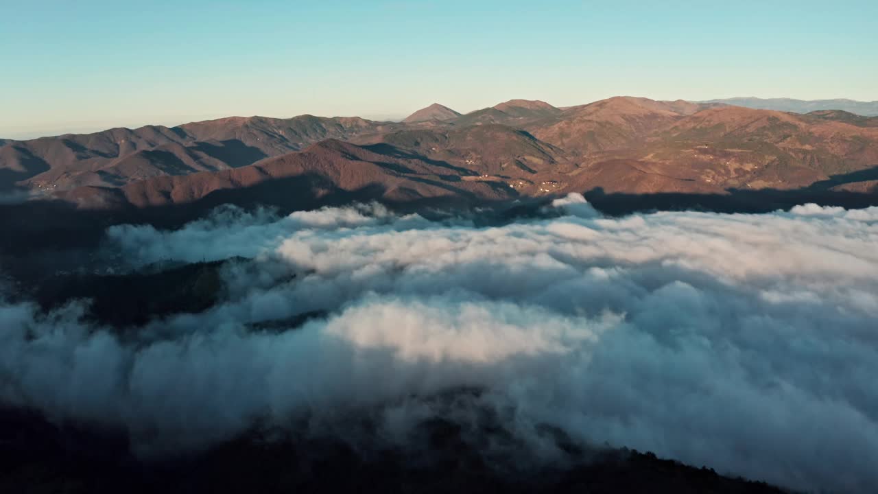 晚霞在山峰上翻滚，鸟瞰图视频素材