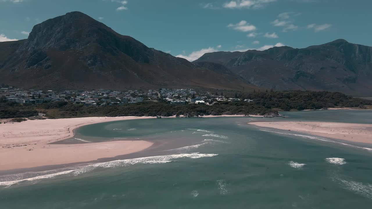 泻湖口对着大海，远处有山视频素材