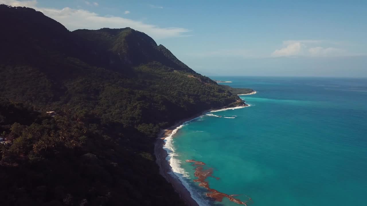 德龙拍摄的山脉在加勒比海滩与热带视频素材