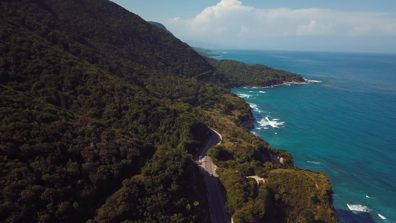 公路无人机在加勒比海的山区拍摄视频素材