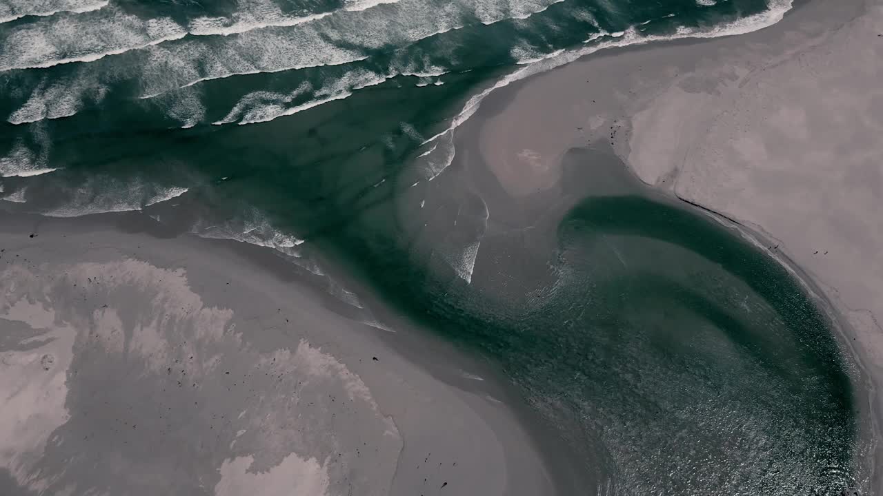 涨潮时流入泻湖口沿海河口的海浪视频素材