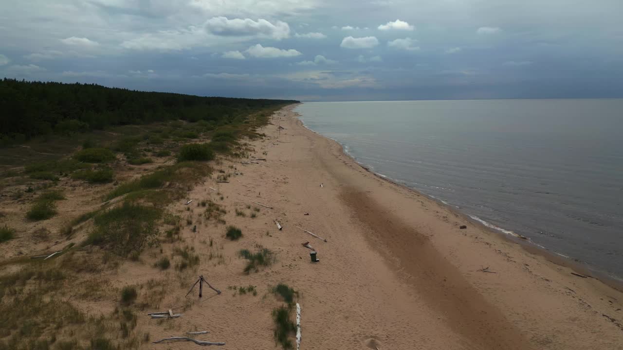 多云天空下沙滩傍水，自然海岸景观视频素材