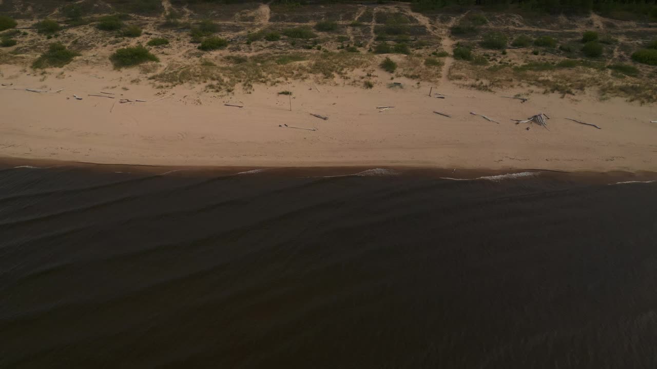 海边鸟瞰图:多云的天空下，海边沙滩的鸟瞰图视频素材