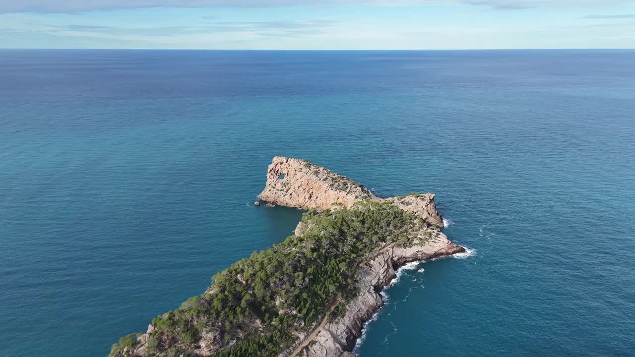 马略卡岛的Mirador de sa foradada半岛，蓝色的大海环绕，鸟瞰图视频素材