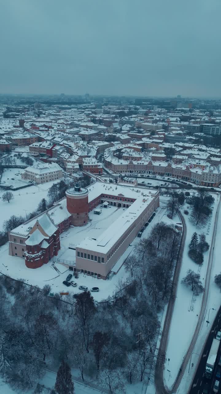 扎米克·卢贝尔斯基上空白雪皑皑的冬天，欧洲古城卢布林，暴风雪和降雪在波兰欧洲，垂直4k视频素材