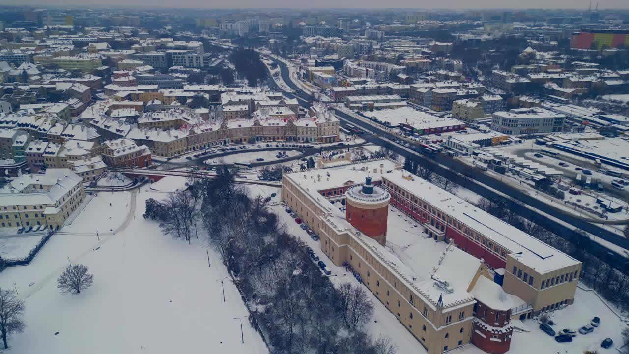 欧洲古城卢布林，扎米克·卢贝尔斯基上空白雪皑皑的冬天，欧洲，波兰，暴风雪和降雪，4k视频素材