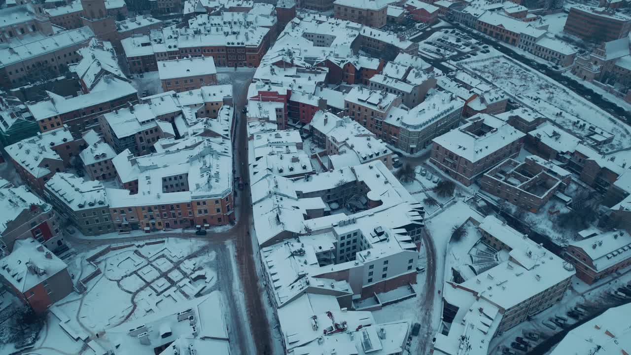 欧洲古城卢布林上空白雪皑皑的冬天，波兰古城区暴风雪和降雪，欧洲4k视频素材