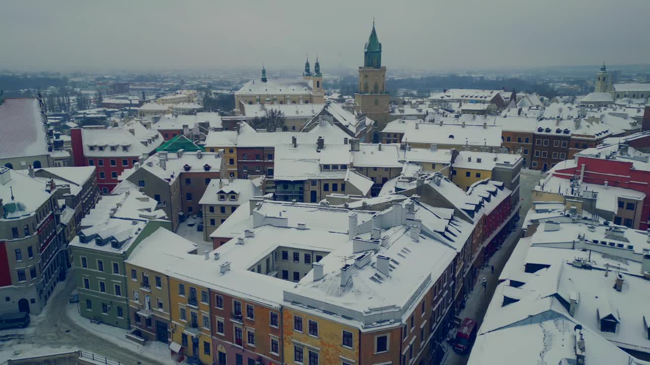 欧洲古城卢布林的白雪皑皑的冬天，波兰古地区屋顶上的暴风雪和降雪，欧洲4k视频素材