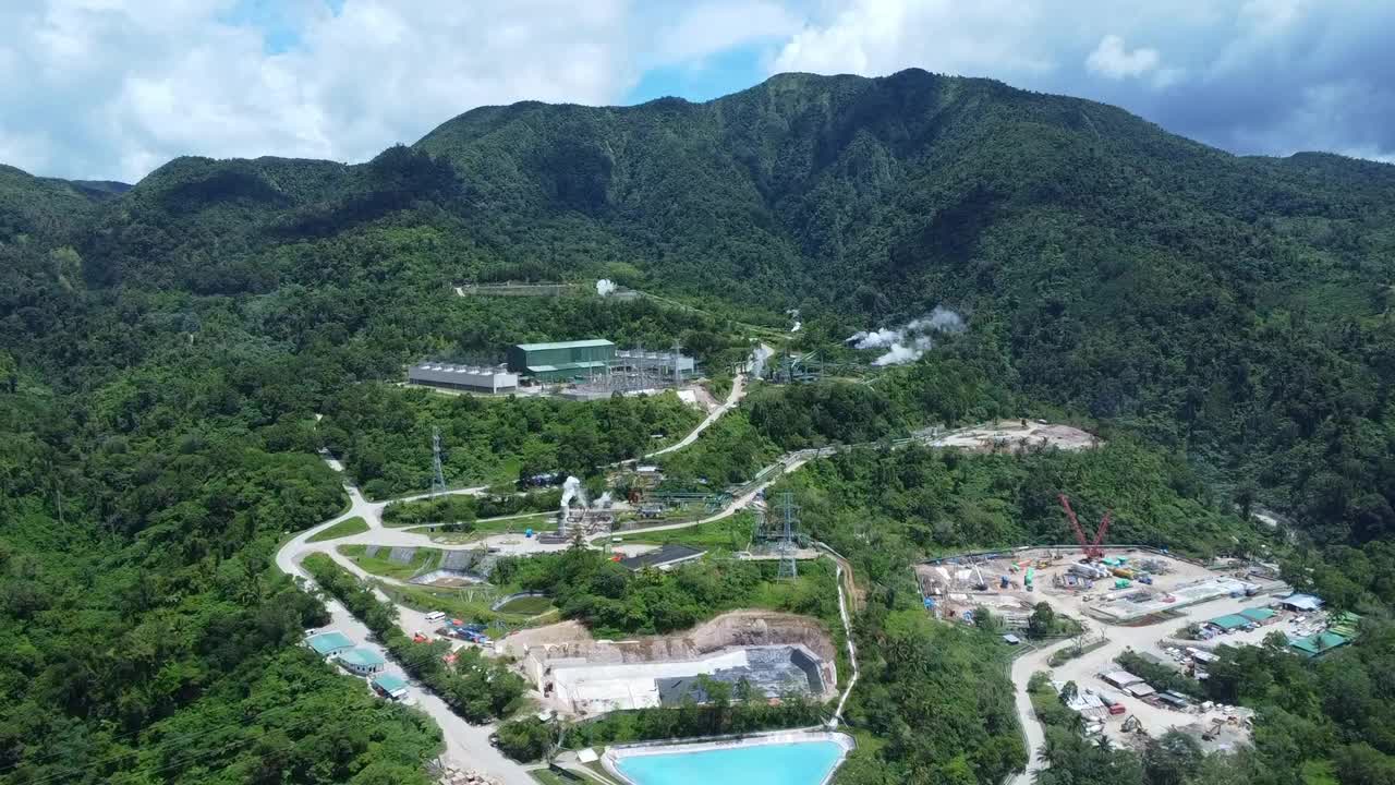 山区地热发电厂鸟瞰图。视频素材